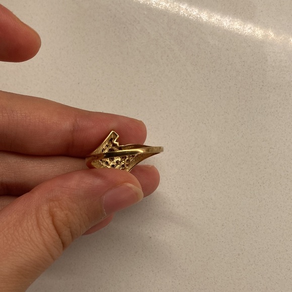 Beautiful 10K Gold Ring - Picture 3 of 4